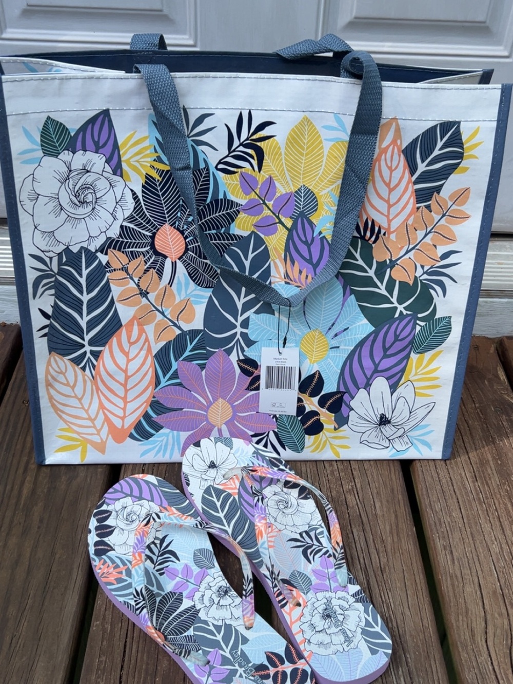Vera Bradley Palm Floral Market Bag with Matching Flip Flops size 9/10. NWT!